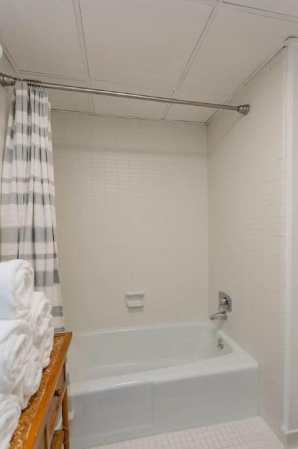Hébergement de vacances Elvis But Modernized 3 Beds Pool Parking
