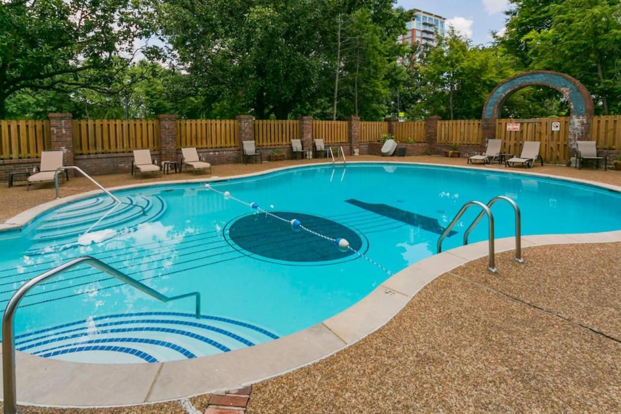 Hébergement de vacances Elvis But Modernized 3 Beds Pool Parking *